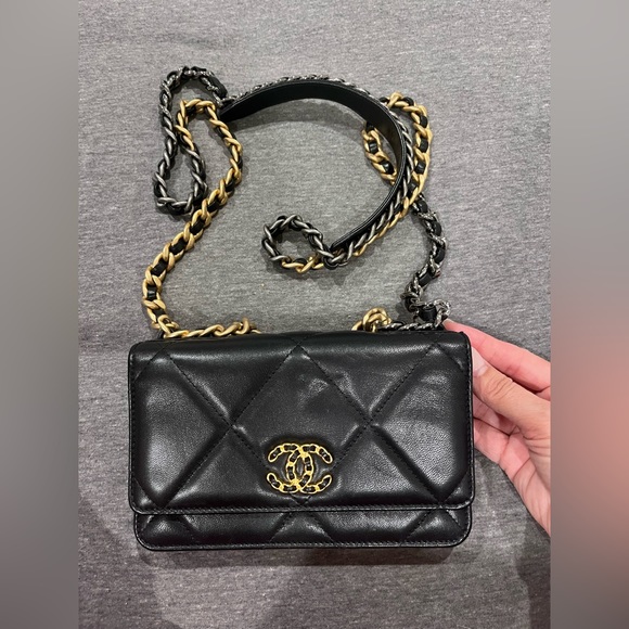 CHANEL - Picture 2 of 10